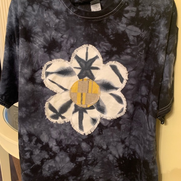 NEW navy tie dyed tee with tie dyed flower. - Picture 1 of 3